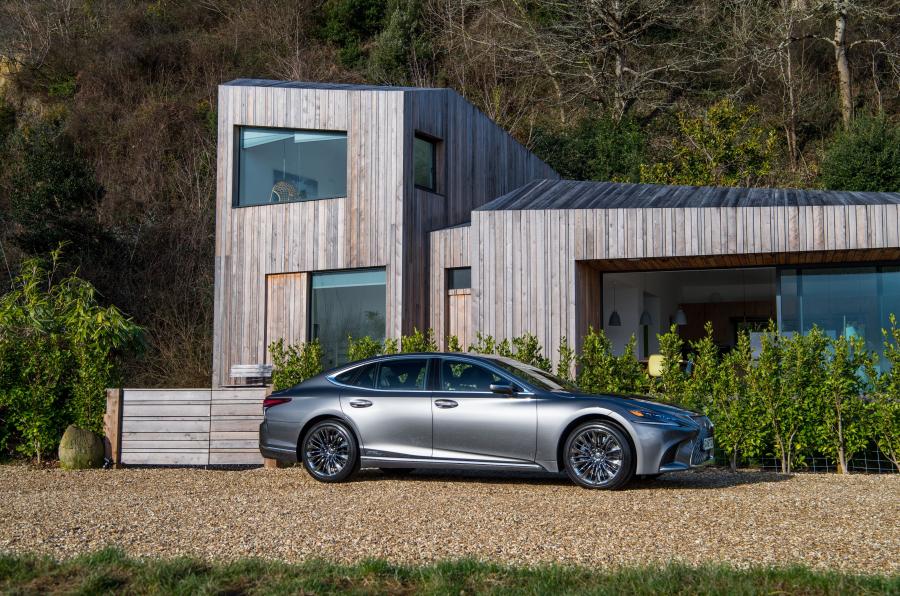  Lexus LS500h AWD 2018 года  (UK) (фото 17 из 40)